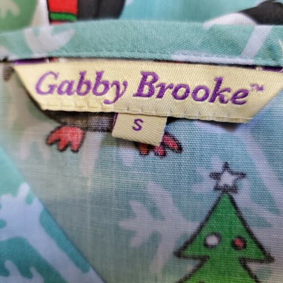Gabby Brooke Holiday Winter Penguin Scrub Top Size S Pockets NEW Blue & Green - Picture 8 of 12